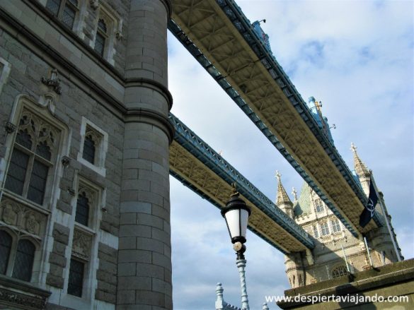 Bajo el Puente de la Torre de Londres, sobre el Támesis - Despierta Viajando