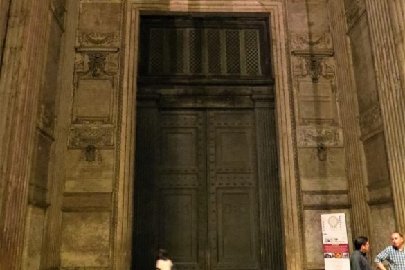 Puerta del Panteón