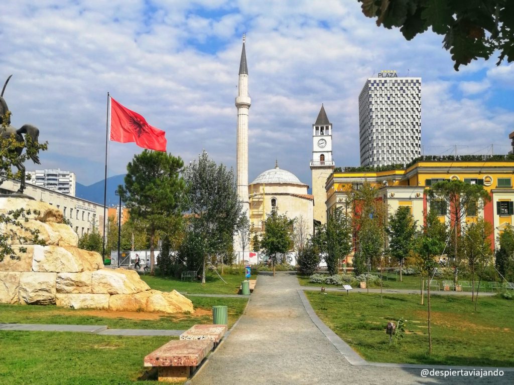 Tirana, una de las sorprendentes capitales de los Balcanes