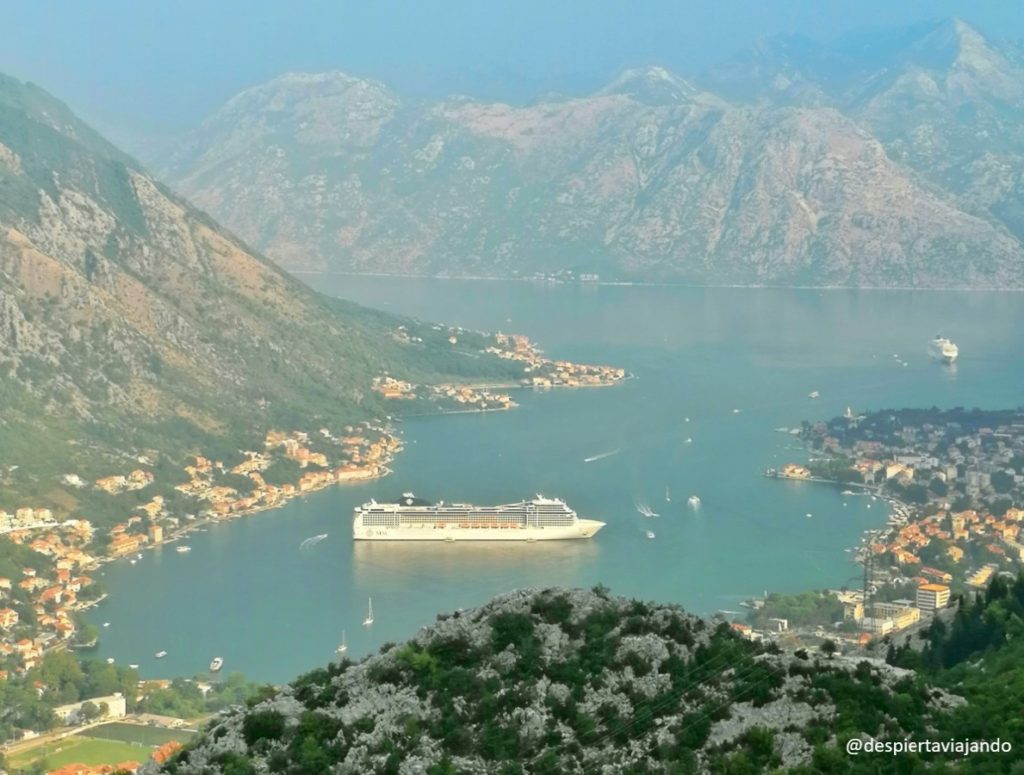 Vistas de la bahía de Kotor, Balcanes