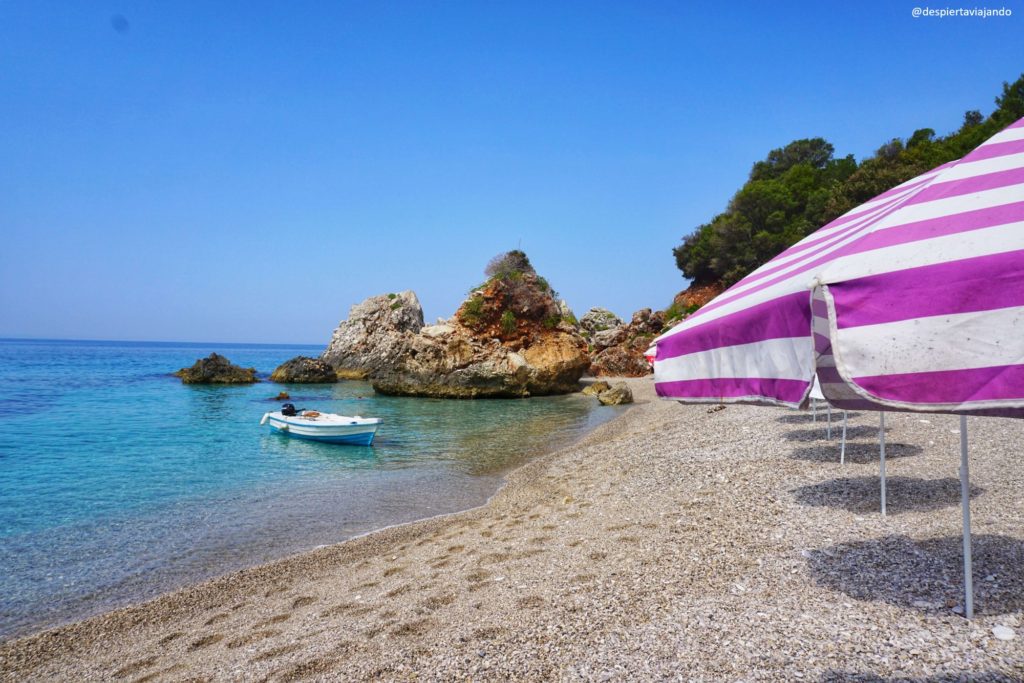 Sola en la playa, Albania -10 Razones para viajar sola